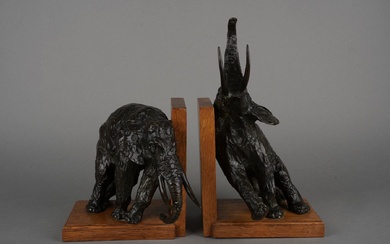 Ary BITTER (1883 - 1973)"Eléphants". Paire de serre-livres en bronze patiné. Susse Freres Fondeurs à...
