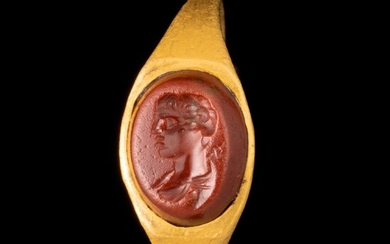 *BAGUE en or, sertie d'une intaille sur jaspe rouge figurant un portrait du dieu Mercure...