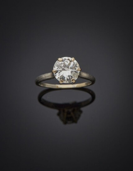 BAGUE solitaire en platine (min. 800‰) et or gris (750‰) serti d'un diamant demi-taille (choc)....
