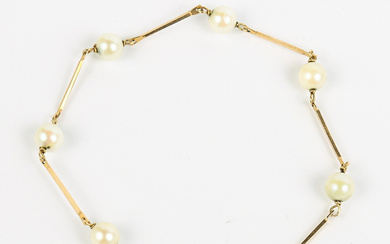 BRACELET 18k gold with cultured pearls.
