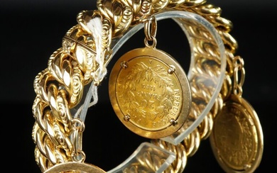 Bracelet en or jaune maille américaine agrémenté de trois pièces en or montées avec pendeloques...