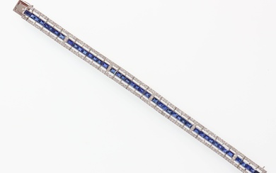 Bracelet ruban de style Art Déco en platine à maillons rectangulaires articulés centrés de saphirs...