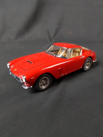 CMC - Ferrari 250 GT SWB 1961 rouge, échelle 1/18 métal