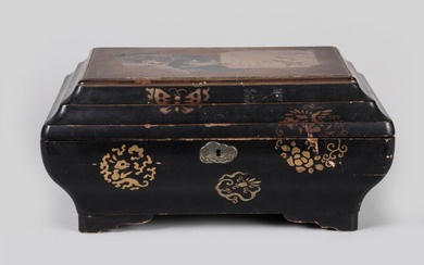 COFFRE à ouvrage en bois laqué de forme tombeau rectangulaire, à décor japonisant pour l'Europe. Vers 1900. 17 x 34 x 25 cm. Petits accidents.