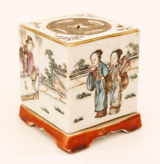 Chinese Qing Porcelain Cricket Box 2''x1.75''. A