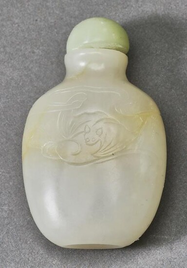 Chinese white jade snuff bottle w/ bats
