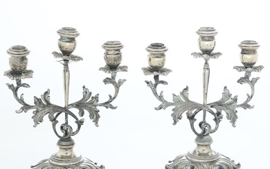 Coppia di candelabri a tre fiamme. Argenteria italiana del XX secolo (apparentemente privi di punzonatura)