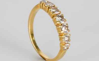 Demi-alliance en or ornée de diamants totalisant environ 0,50 carat. Poids brut : 2,4 g