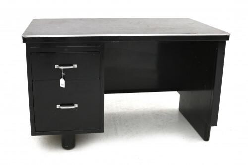 harpoen af hebben verhaal Een zwart gelakt metalen bureau met twee laden, Ahrend Oda. Afm. 77x126x76  cm. in Netherlands