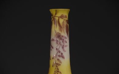 Émile GALLÉ (1846-1904) Grand vase en verre multicouche dégagé à l'acide, décor aux glycines, signé....
