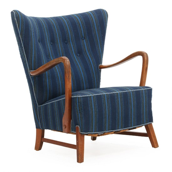 Fritz Hansen, attributed: An easy chair with legs and armrests of patinated oak. Seat and back upholstered with blue wool.