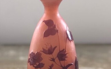 GALLE. Vase sur piédouche en verre multicouches, à décor dégagé à l'acide de physalis à fond rose, signé