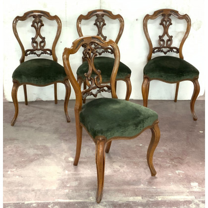 Gruppo di quattro sedie di forma mossa in legno, schienale traforato, gambe anteriori mosse, posteriori a sciabola (difetti)
