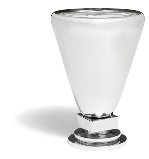 Gustav Pedersen: Sterling silver Art Deco vase. Circular foot and four-sided spacer on stem. H. 20 cm.