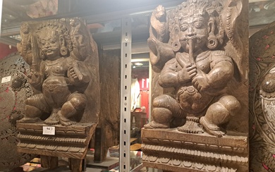 INDE Divinités tantriques Deux panneaux de bois sculpté, montés sur socle 40 x 22 cm....