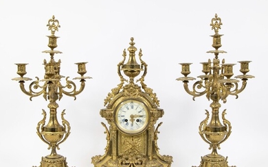 Imposant ensemble de pendules dorées marquées Masquelier Lille avec 2 chandeliers avec 5 points de...