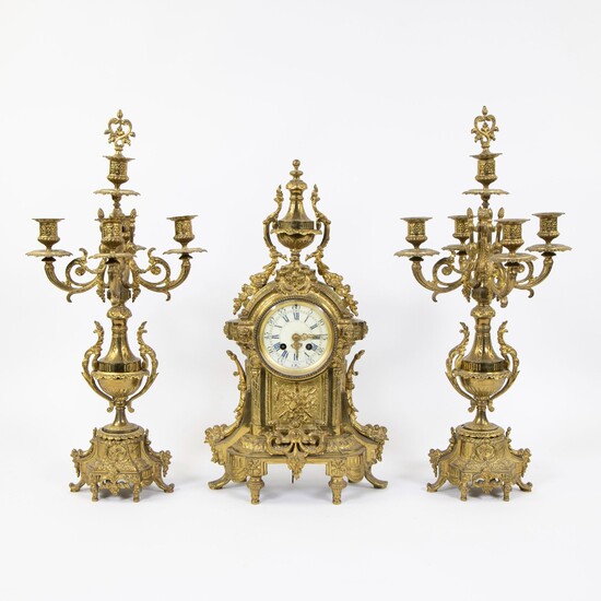 Imposant ensemble de pendules dorées marquées Masquelier Lille avec 2 chandeliers avec 5 points de...