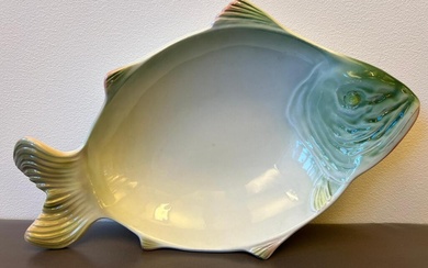 Kuznetsov faience serving plate in the shape of a fish Beginning of 20th century. Kuznetsov porcelain factory. Russian Empire. Faience.