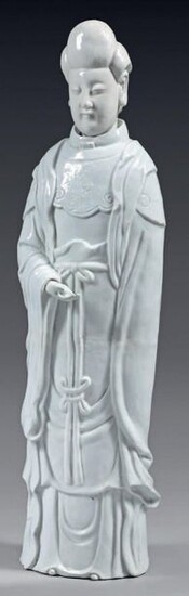 Large statuette and its removable head in white porcelain of China. 18th century. Representing a guanyin, standing dressed in long drapes, wearing a breastplate and an outstretched hand, head covered with a restored bun, the body with restorations...
