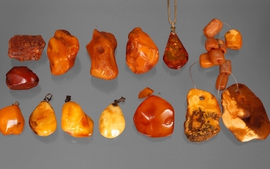 Lot de pendentifs en ambrecomposé de six pendentifs en ambre, en partie avec de belles...