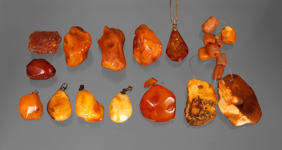Lot de pendentifs en ambrecomposé de six pendentifs en ambre, en partie avec de belles...