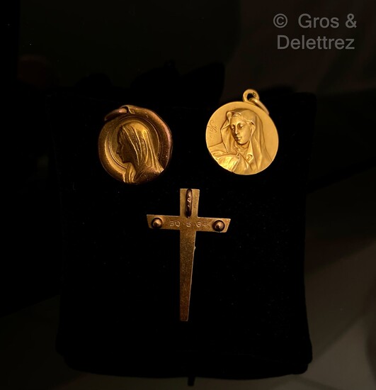 Lot en or jaune comprenant deux médailles... - Lot 194 - Gros & Delettrez
