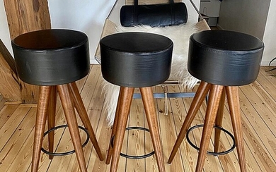NOT SOLD. Maurizio Peregalli: Three bar stools with tapering legs, seats upholstered with leather. Model Golia. Manufactured by Zeus, Italien. (3) – Bruun Rasmussen Auctioneers of Fine Art