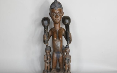 NIGERIA Grande statue de dignitaire féminin en bois sculpté, à ses pieds quatre personnages. XXe,...