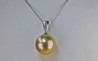 PENDANT CHAIN of 45cm in 18 karat white gold decorated with a rare and exceptional natural golden pearl from the South Seas of Indonesia, round of 14mm and a bélière of 5 natural brilliant cut diamonds of 0,016 ct GH-SI . Weight. 5.7 gr.