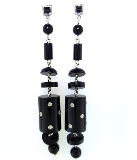 Pair of 750°/°° white gold earrings decorated with onyx cylinders and buttons enhanced with diamonds, Gross weight: 9,40g L.6cm