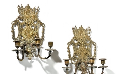 Paire d’appliques en bronze à trois bras de lumières. Décor au profil du Roi Louis...