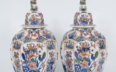 Paire de grands vases à couvercle en cachemire peints à la main dans le style...