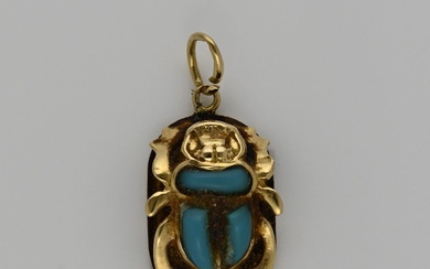 Pendentif en or, 750/000, avec turquoise. Pendentif en or en forme de scarabée incrusté de...