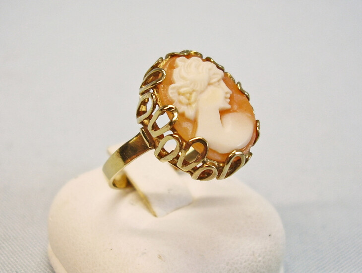 RING YELLOW GOLD 8 CARAT SHELL COMO ANTIQUE SIGNED.