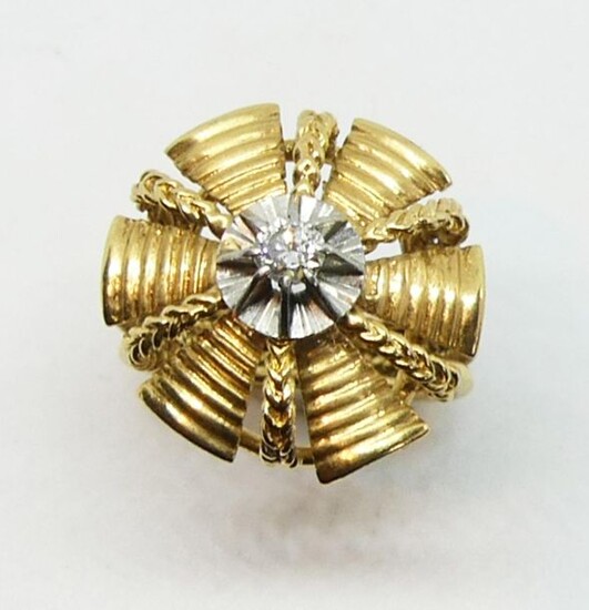 RING in yellow gold and yellow gold threads, the round bezel set with a small diamond with white gold claws. Circa 1950. Gross weight 9,5 g TDD 52