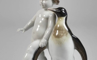 Rosenthal "Enfant avec pingouin royal". Dessin de Max Hermann Fritz 1933, signé, marque verte avec...