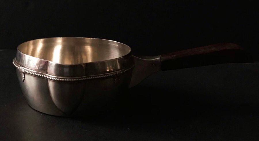 Saucepan in sterling silver 950 °/°°° with a frieze of olivettes with palmette clips, wooden handle with square section, goldsmith Tétard Frères, Gross weight: 256g