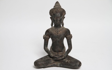 Statuette de bouddha en bronze patiné. H 32 cm.