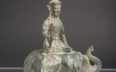 Statuette en bronze d'Indra, dieu du tonnerre et de la pluie (Inde, âge inconnu), assis...