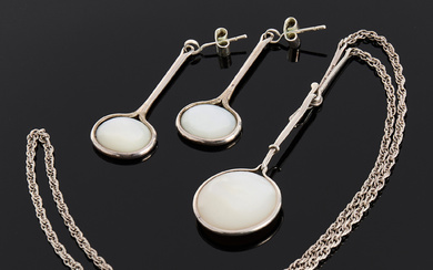 VIVIANNA GRANDCHILD BABY-HUBE. Necklace with pendant and earrings, 1 pair, sterling silver, pendants in abalone and white mother-of-pearl, own workshop.