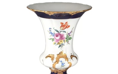 Vase Meissen du debut du XXe siècle avec cartouches d`or et peinture florale. Avec des...
