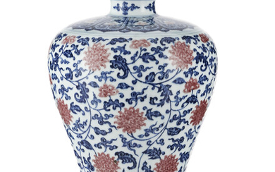 Vase meiping en porcelaine, Chine, probablement dynastie Qing, décor rouge et bleu, h. 35 cm