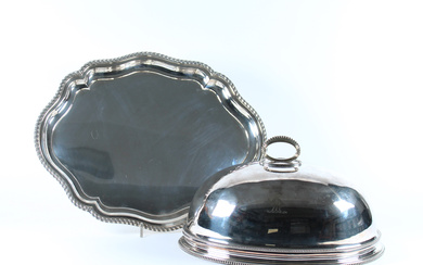 Vassoio polilobato in argento con bordo mistilineo cordonato (cm 46x37) (g 1350) Unito a una campana con presa ad anello…