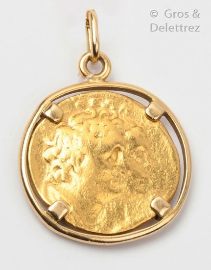 Yellow gold pendant, decorated with an antique coin...