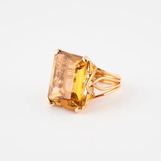 Yellow gold ring (750) set with a rectangular citrine cut in degrees, in claw setting.