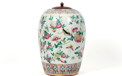 antique pot à gingembre chinois en porcelaine avec un décor 'Famille Rose' avec des fleurs...