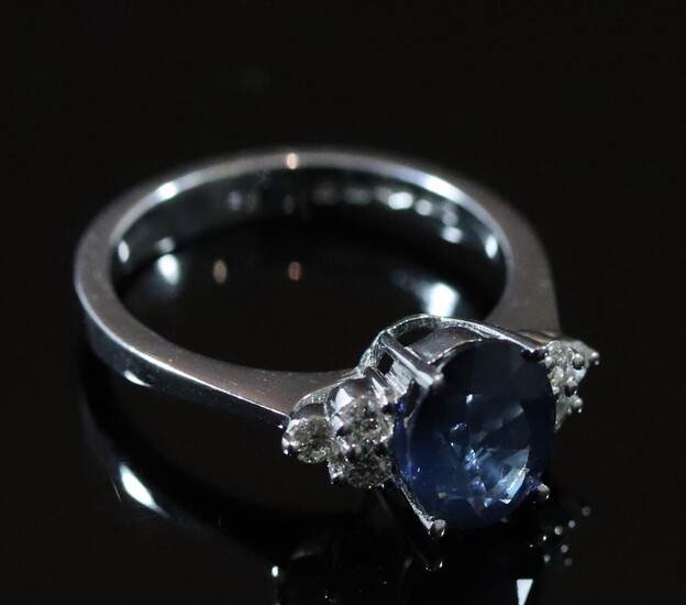 (-), 18 krt witgouden ring met ovale saffier...