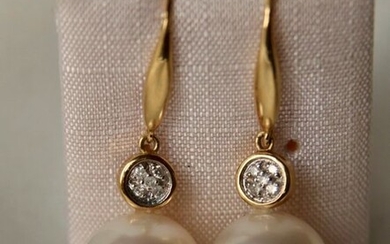 18 kt. South sea pearls, Yellow gold, 11,7 mm - Earrings - South Sea Pearls ø11.7 mm - Diamonds