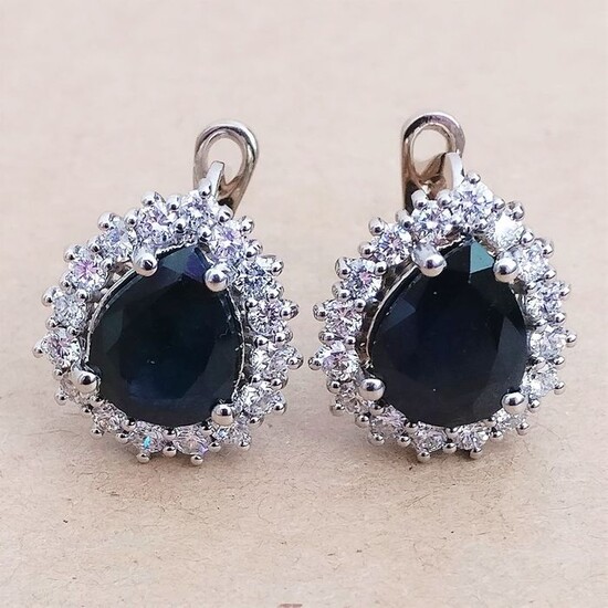 18 kt. White gold - Earrings - 5.60 ct Sapphire - Diamonds