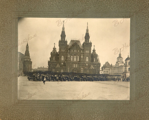 Фото парада пожарной техники на Красной площади на паспарту. [1900-е гг.].